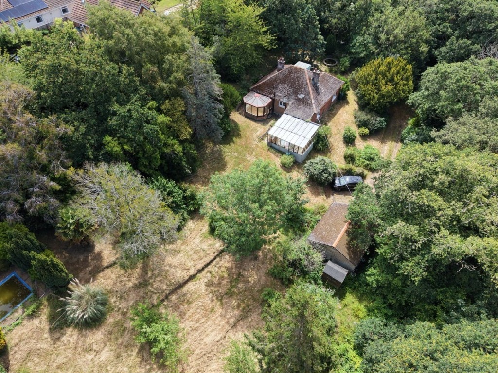 Lot: 140 - CHALET BUNGALOW ON ONE ACRE PLOT IN SEMI-RURAL LOCATION - Aerial view of the rear